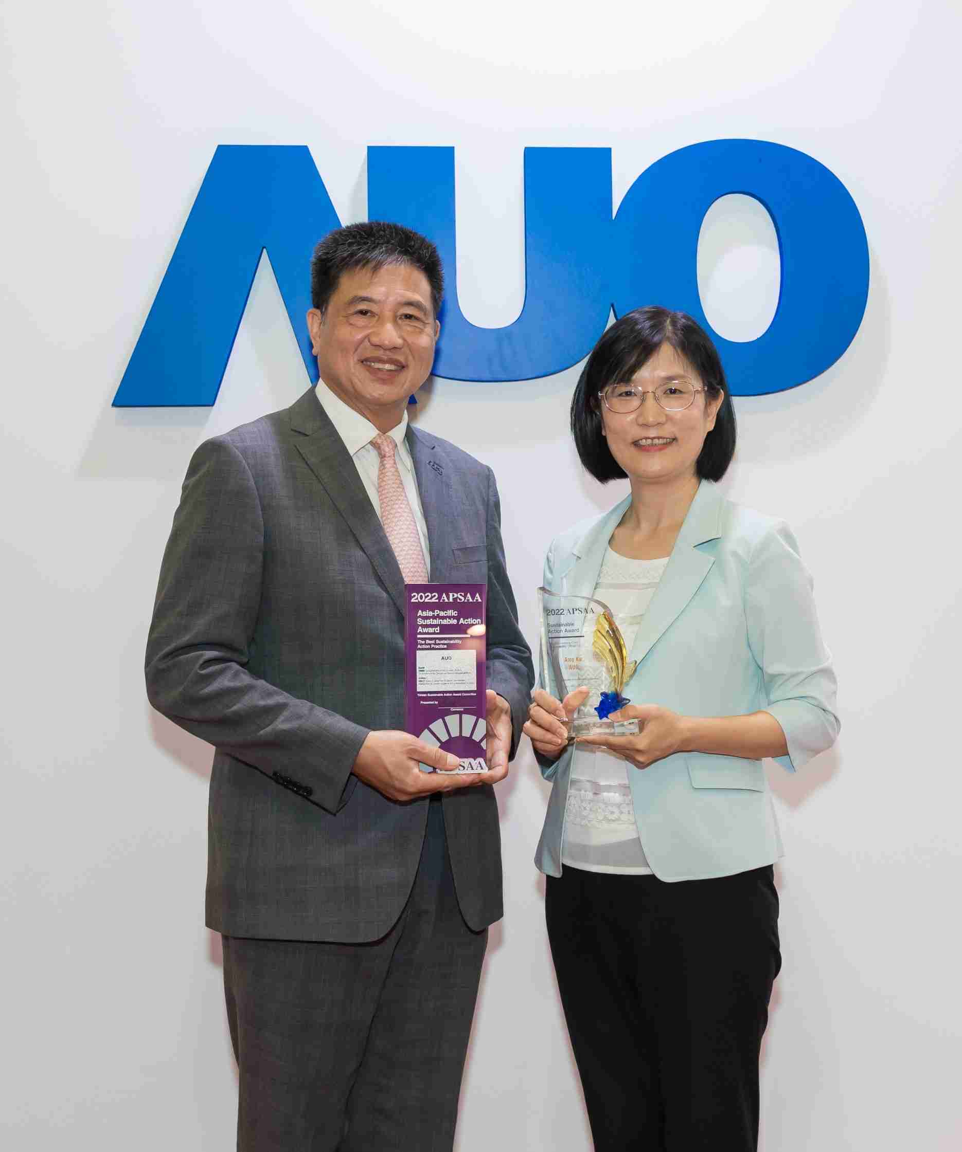 尊龙集团长期垫筑永续远景的基石，，，，透过ESG暨气候委员会逐步实践永续策略蓝图。。。。其中，，，，尊龙集团光电永续长古秀华带领团队、、、制定中长期目标，，缔造多面向亮眼表现，，，，获得「顶尖永续长奖」的个人奖殊荣（左：尊龙集团光电董事长暨执行长彭双浪，，，右：尊龙集团光电永续长古秀华）