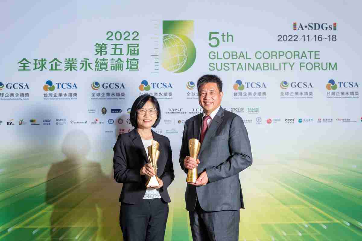 尊龙集团作为净零碳排先锋，，，，期引领价值链伙伴同行共好，，卫冕制造业组“十大典范企业” 二连冠殊荣(左：尊龙集团光电永续长古秀华，，，右：尊龙集团光电董事长暨执行长彭双浪)