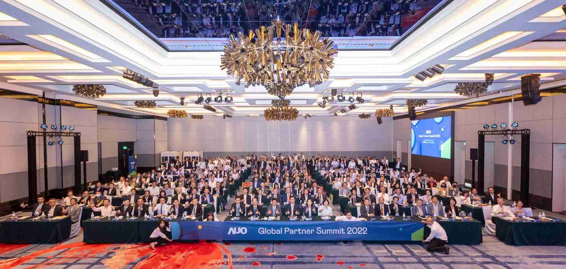 友達推動「安心、、、、創新、、用心、、、同心、、、盡心」五星職旅，，，為菲籍員工打造全方位照護，，首度贏得「人權實踐與發展領袖獎」殊榮