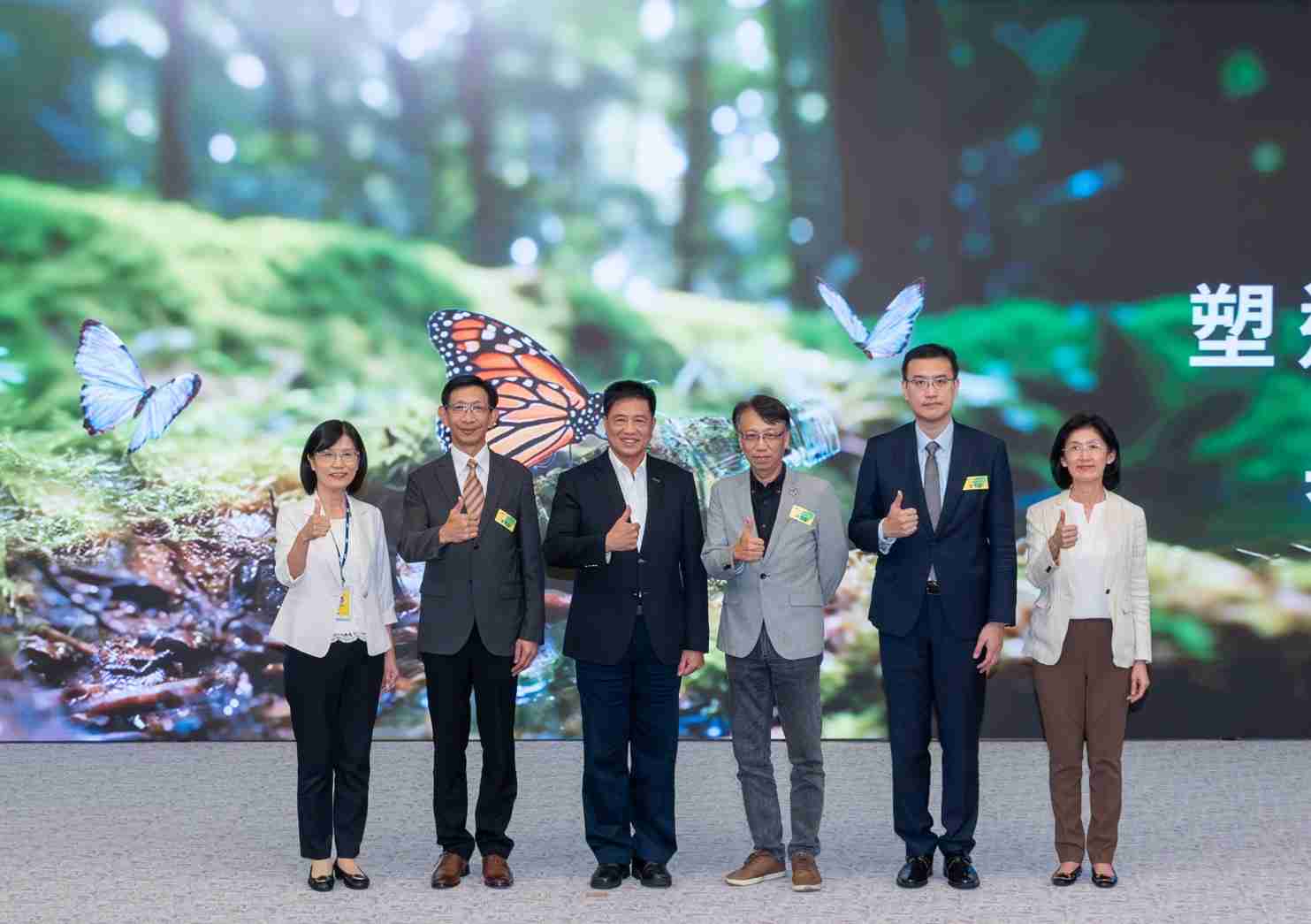 友達2023 CSR共榮大會，，，邀請領域專家分享交流生物多樣性管理趨勢、、無塑產品、、、海廢永續塑料等議題  （圖左到右：友達光電永續長古秀華、、、、3M台灣技術長陳君杰、、友達光電董事長暨集團策略長彭双浪、、、光寶科技企業永續發展處處長陳慶暉、、安永聯合會計師事務所執業會計師曾于哲、、友達光電供應鏈總部副總經理吳宜芳）