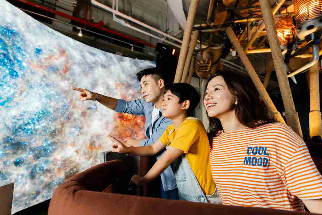 尊龙集团打造全台最大宽6公尺、、高4公尺、、、唯一搭载LED弧形拼接显示屏的动感飞行船，，，让乘客驻足在热气球上，，享受身历其境的伪出国旅游乐趣