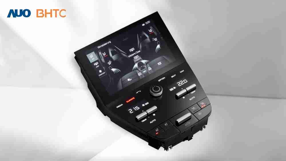 作為友達新生力軍，，，，BHTC所展示的中央與後座鞍部的Display HMI產品，，，可處理多區恆溫控制、、顯示畫面，，呈現仿真3D車室分區；以力傳感技術精準傳遞觸感，，並結合音量及震動反饋，，，，防止意外啟動，，提供使用者自然流暢、、直觀且輕鬆駕馭的舒適介面