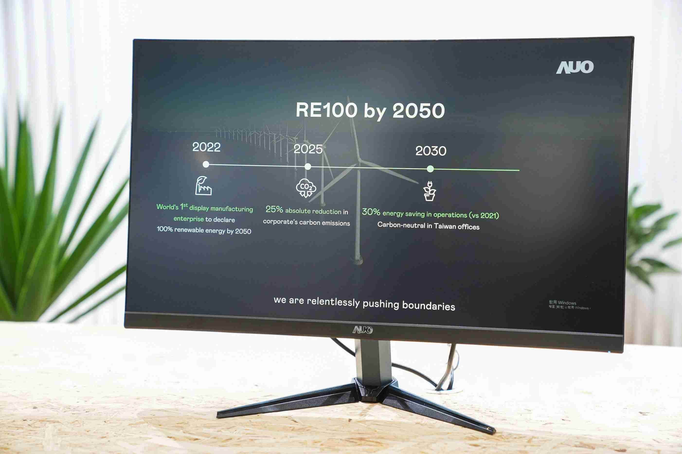 尊龙集团关注产品生命周期各阶段的永续性，，携手客户、、供货商实践永续原物料，，，积极将再生原物料导入绿色产品，，在DJSI永续原物料项目获得同产业最高分