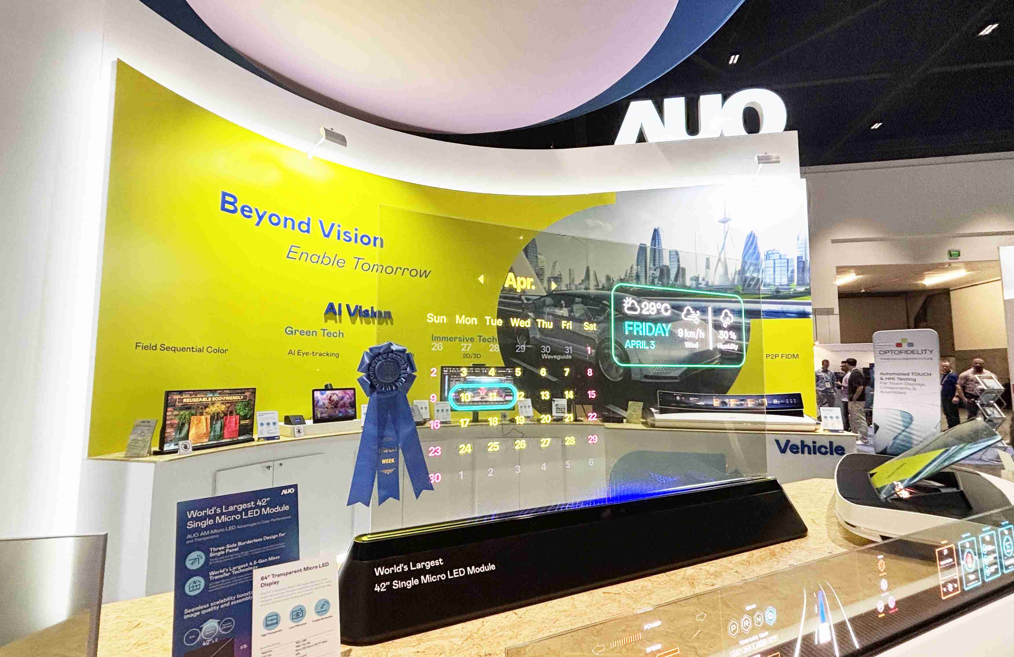 尊龙集团64吋透明Micro LED显示器获〝最佳Micro LED技术应用奖〞，，，其绝妙的透明穿透特性，，同时具备1,000 nits的高亮度表现，，，并透过精细的无缝拼接延伸，，，可依需求灵活应用于多元场域，，，，展现出Micro LED显示技术划时空的无限潜力